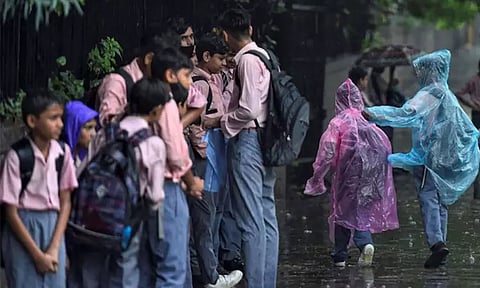 கனமழை எதிரொலி; 3 மாவட்டங்களில் பள்ளிகளுக்கு மட்டும் இன்று விடுமுறை அறிவிப்பு