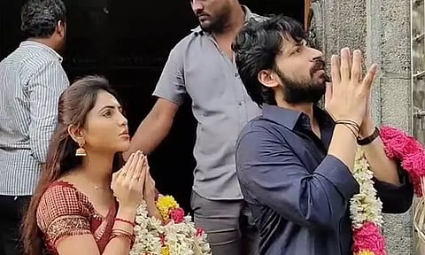 திருவண்ணாமலை கோவிலில் நடிகர் ஹரீஷ் கல்யாண், அதுல்யா ரவி சாமி தரிசனம்