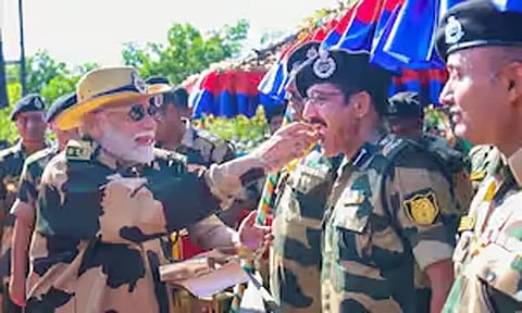 கடற்படையினருடன் தீபாவளி கொண்டாடுகிறார் பிரதமர் மோடி