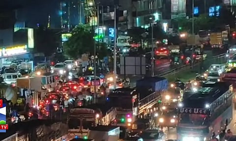 தீபாவளி; சொந்த ஊருக்கு படையெடுக்கும் மக்களால் சென்னையில் கடும் போக்குவரத்து நெரிசல்