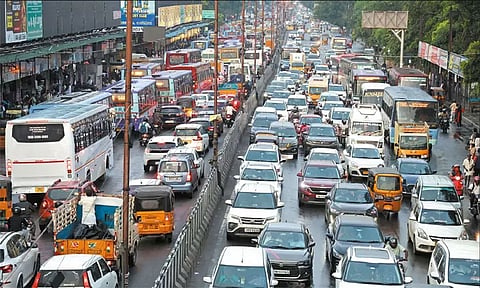 சொந்த ஊருக்கு புறப்பட்ட மக்கள்: சென்னையின் முக்கிய இடங்களில் கடும் போக்குவரத்து நெரிசல்