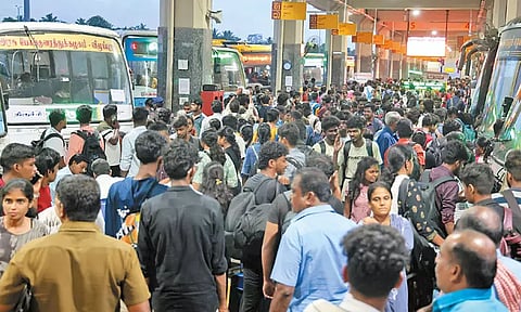 தீபாவளியை கொண்டாட சென்னையில் இருந்து சொந்த ஊர்களுக்கு கடந்த 3 நாட்களில் 10 லட்சம் பேர் பயணம்