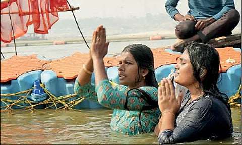 காசி தமிழ் சங்கமத்தில் பங்கேற்ற தமிழக பக்தர்கள் கும்பமேளாவில் புனித நீராடினர்