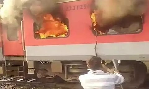 பஞ்சாப்: பயணிகள் ரெயிலில் பயங்கர தீ விபத்து