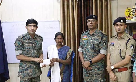 தலைக்கு ரூ. 5 லட்சம் சன்மானம் அறிவிக்கப்பட்ட மாவோயிஸ்டு பெண் தளபதி போலீசில் சரண்