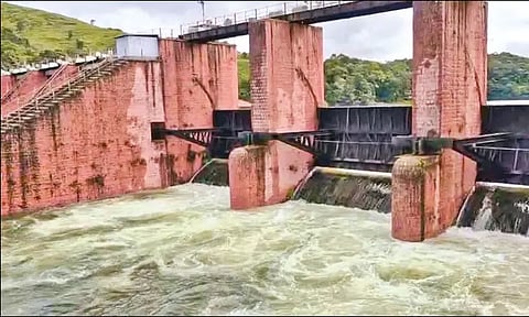 முல்லைப்பெரியாறு அணை நீர்மட்டம் உயர்வு; கேரளாவுக்கு உபரிநீர் திறப்பு; வெள்ள அபாய எச்சரிக்கை