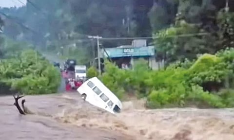 கன மழை எதிரொலி: ஆற்றில் அடித்து செல்லப்பட்ட வேன்