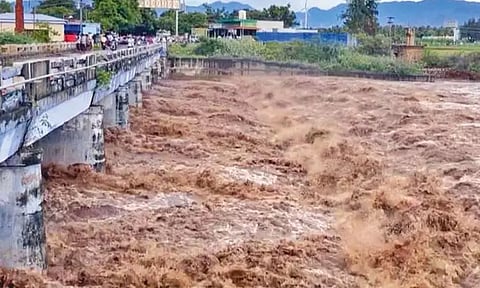 வைகை அணை நீர்மட்டம் உயர்வு: 5 மாவட்டங்களுக்கு வெள்ள அபாய எச்சரிக்கை