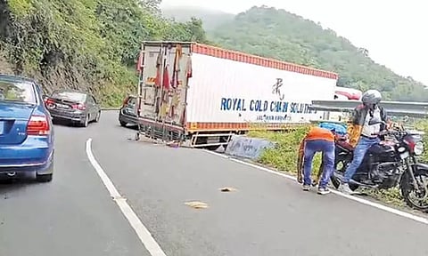 திம்பம் மலைப்பாதையில் கன்டெய்னர் லாரியால் நடந்த சம்பவம்: 5 மணி நேரம் போக்குவரத்து பாதிப்பு