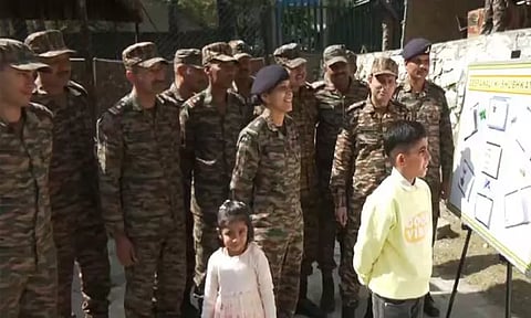 எல்லை கட்டுப்பாட்டு கோடு அருகே உள்ளூர் மக்களுடன் தீபாவளி கொண்டாடிய ராணுவ வீரர்கள்