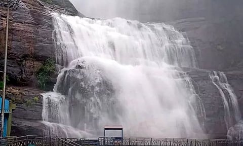 குற்றாலம் அருவிகளில் குளிக்க 5-வது நாளாக தொடரும் தடை