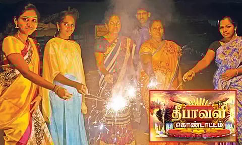 இரவில் பட்டாசுகளை வெடித்து தீபாவளியை உற்சாகத்துடன் கொண்டாடி வரும் மக்கள்