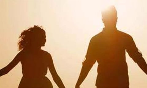 மகளின் திருமணத்திற்காக வைத்திருந்த நகை, பணத்துடன் கள்ளக்காதலியுடன் ஓடிய வியாபாரி