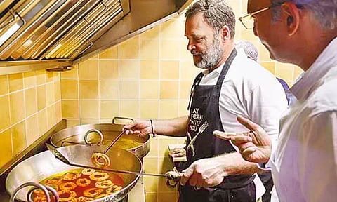 டெல்லி இனிப்பு கடையில் ‘ஜிலேபி’ செய்த ராகுல்காந்தி