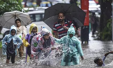 கேரளா: 3 மாவட்டங்களுக்கு நாளை ரெட் அலர்ட்; விடுமுறை அறிவிப்பும் வெளியீடு
