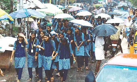 வடகிழக்கு பருவமழை:எந்தெந்த மாவட்ட பள்ளி, கல்லூரிகளுக்கு நாளை விடுமுறை? - முழு விவரம்