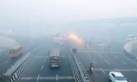 தீபாவளி பட்டாசு புகையால் விமான சேவை பாதிப்பு