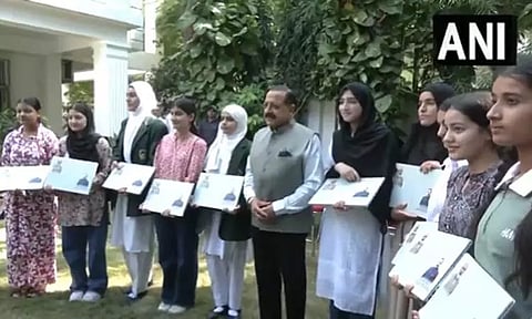 ஜம்மு: சிறந்த மாணவிகளுக்கு மத்திய இணை மந்திரி இலவச லேப்டாப் பரிசு வழங்கி ஊக்குவிப்பு