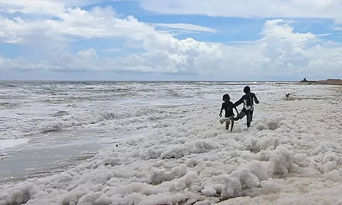 பட்டினப்பாக்கம் கடற்கரையில் மலைபோல் நுரை - காரணம் என்ன?