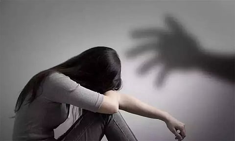 அதிர்ச்சி சம்பவம்.. வீடு புகுந்து இளம்பெண் கூட்டு பாலியல் பலாத்காரம்