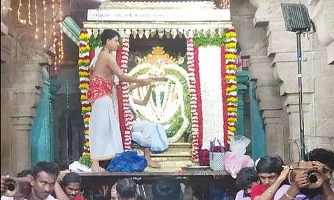 கந்தசஷ்டி விழா: திருச்செந்தூர் சுப்பிரமணிய சுவாமி வெள்ளைசாத்தி வீதி உலா