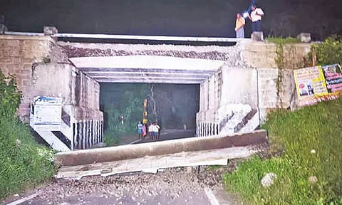 ஈரோடு: நுழைவுபால சுவர் இடிந்து விழுந்ததால் ரெயில் சேவை பாதிப்பு