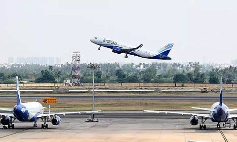 சென்னையில் இருந்து புறப்பட்ட விமானத்தின் அவசர கால கதவை திறக்க முயன்ற பயணி