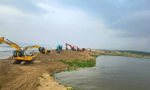 அடையாறு ஆற்றின் முகதுவாரத்தினை அகலப்படுத்தும் பணி தீவிரம்