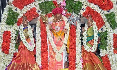 வள்ளி-தெய்வானையுடன் முருகப்பெருமான்