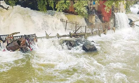 ஒகேனக்கல்லுக்கு நீர்வரத்து குறைந்தது.. பரிசல் இயக்க, குளிக்க தடை நீடிப்பு