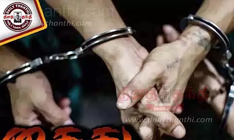 ஓடும் ரெயிலில் பயணியிடம் நகை திருட்டு: தம்பதி உள்பட 3 பேர் கைது