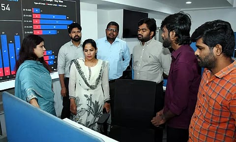 வடகிழக்குப் பருவமழை: கட்டுப்பாட்டு மையத்தில் கண்காணிப்பு நடவடிக்கைகளைப் பார்வையிட்டு மேயர் பிரியா ஆய்வு