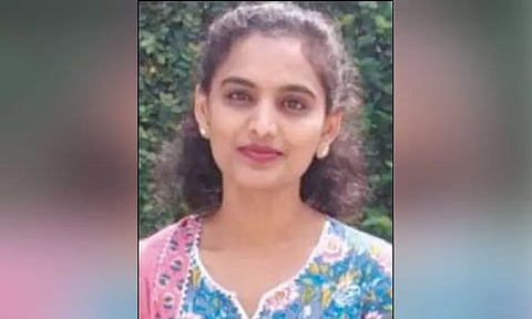 குளியல் அறையில் பிணமாக கிடந்த இளம்பெண்... தோழியிடம் விசாரணை