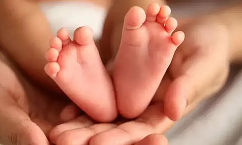 கேரளாவில் 2½ மாத ஆண் குழந்தையை ரூ.50 ஆயிரத்திற்கு விற்க முயற்சி: தந்தை உள்பட 3 பேர் கைது