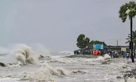 மசூலிப்பட்டினத்திற்கு 70 கி.மீ. தொலைவில் மோந்தா புயல்