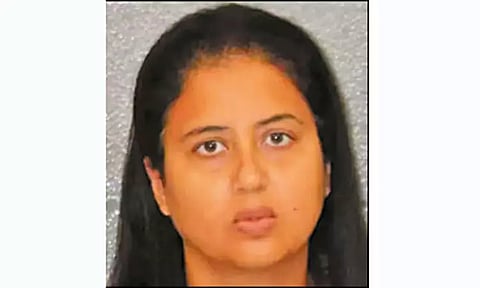 அமெரிக்காவில் வீட்டை சுத்தம் செய்யாத கணவரின் கழுத்தை அறுத்த இந்திய பெண் கைது