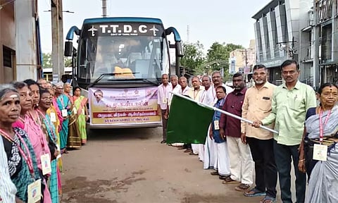 நாகை: ஏழை முதியவர்களுக்கான அறுபடை வீடு ஆன்மீக பயணம்