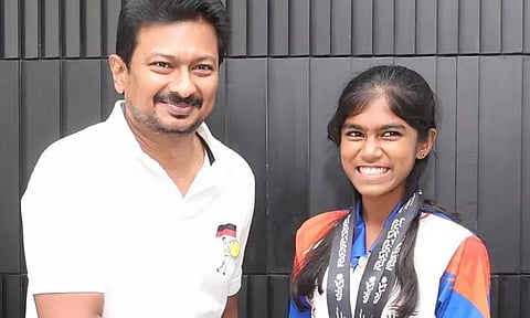 தடகளத்தில் பதக்கம் வென்ற தமிழக வீராங்கனைக்கு ரூ.25 லட்சம் ஊக்கத்தொகை: உதயநிதி வழங்கினார்