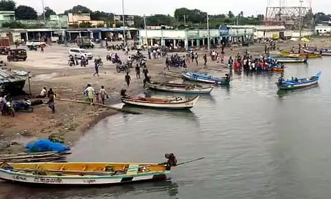 விண்ணில் ஏவப்படும் செயற்கைக்கோள்; பழவேற்காடு மீனவர்கள் 2-ந்தேதி மீன்பிடிக்க தடை