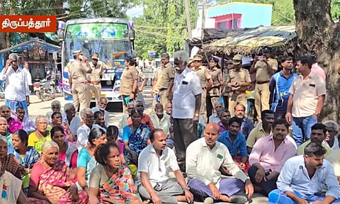 திருப்பத்தூரில் அடிப்படை வசதிகள் வேண்டி சமத்துவபுர மக்கள் சாலை மறியல்