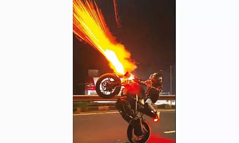 தேசிய நெடுஞ்சாலை மேம்பாலத்தில் பைக்கில் பட்டாசு வெடித்தபடி ‘வீலிங்’ செய்த 4 பேர் கைது