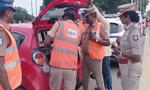 சென்னையின் பிரதான சாலைகளில் போலீசார் தீவிர வாகன சோதனை