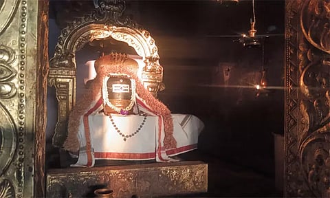 வேதாரண்யம் அருகே சிவலிங்கம் மீது சூரிய ஒளி.. அற்புத காட்சியை தரிசனம் செய்த பக்தர்கள்