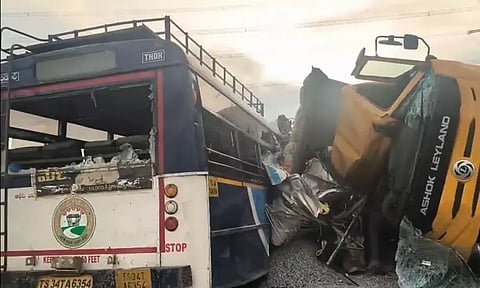 தெலுங்கானா: அரசு பஸ் மீது லாரி மோதல்; பலி எண்ணிக்கை 24 ஆக உயர்வு