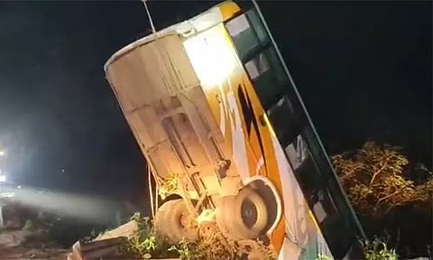 பள்ளத்தாக்கில் பஸ் கவிழ்ந்து விபத்து - 3 பேர் பலி