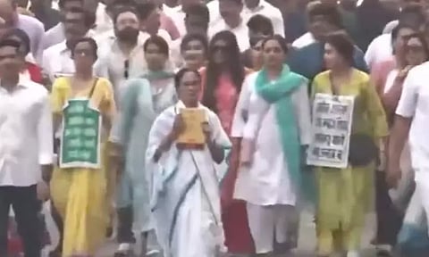 வாக்காளர் பட்டியல் சிறப்பு தீவிர திருத்த பணிகளுக்கு எதிர்ப்பு தெரிவித்து மம்தா பானர்ஜி பேரணி