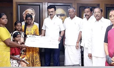 சாலை விபத்தில் உயிரிழந்த தி.மு.க. உறுப்பினர் குடும்பத்துக்கு ரூ.10 லட்சம் நிதியுதவி: மு.க.ஸ்டாலின் வழங்கினார்