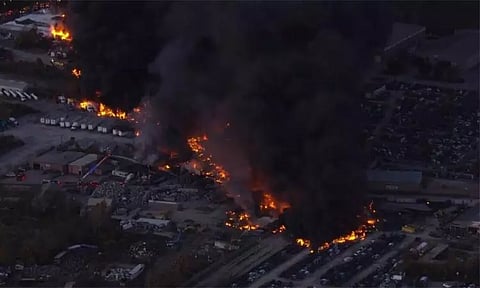 அமெரிக்கா: சரக்கு விமானம் தரையில் விழுந்து விபத்து - 3 பேர் பலி