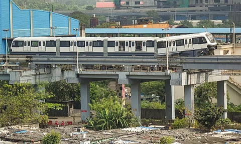 மும்பையில் மீண்டும் விபத்தில் சிக்கிய மோனோ ரெயில்
