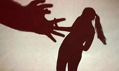 மதுபானம் கொடுத்து சிறுமிக்கு நடந்த கொடுமை.. தாய், கள்ளக்காதலனுக்கு 180 ஆண்டுகள் சிறை